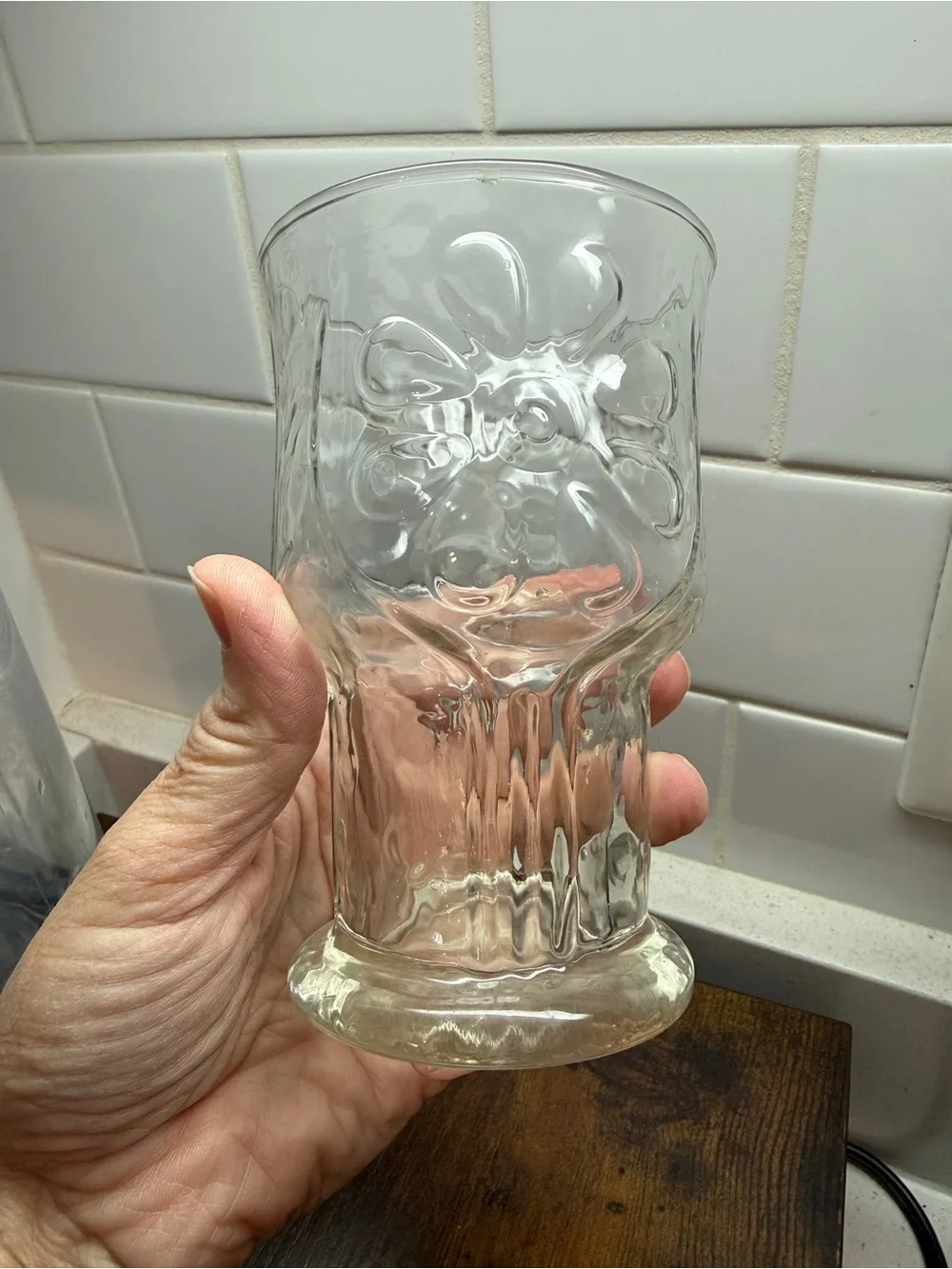 7 daisy embossed glasses 1970s